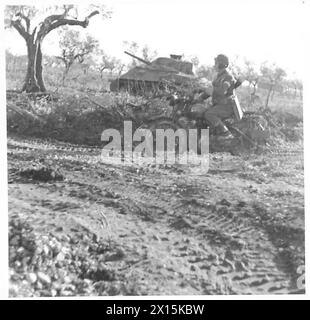 ITALIEN: ACHTE ARMYA-BOTSCHAFT FÜR DEN GENERAL VON D.R.L.S. - Eine knifflige Ecke, an der die Straße die Spuren der vielen Panzer trägt, die von der britischen Armee vorbeigefahren sind Stockfoto