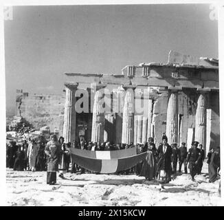 DIE GRIECHISCHE REGIERUNG KEHRT NACH GRIECHENLAND ZURÜCK - angeführt von den Mädchen mit der griechischen Flagge, bewegt sich die Prozession durch die Akropolis in Richtung der britischen Armee Parthenon Stockfoto