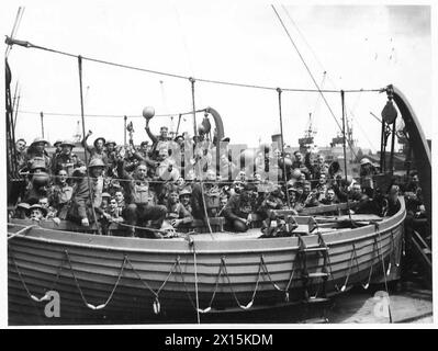 Szenen der zweiten britischen Expeditionstruppe, die von Southampton nach Frankreich abreist und Soldaten zeigt, die Schiffe besteigen und sich auf den Einsatz vorbereiten. Stockfoto