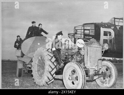 Die Piloten des Fighter Command führen nächtliche Bombenangriffe und Kampfeinsätze gegen deutsche Flugplätze in Frankreich mit amerikanischen DB.7-Flugzeugen durch, wobei die Besatzungen die Flugzeuge für aufeinander folgende Missionen vorbereiten. Stockfoto