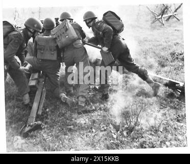 Kommandanten der Armee und der Luftwaffe beobachten eine Demonstration der Luftlandedivision, bei der Artillerieeinheiten an Aktionsübungen teilnehmen. Stockfoto
