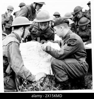 KOMMANDOTRAINING DER SCHOTTISCHEN HAUSWACHE - Kartenlesung : Ein Sergeant Instructor (rechts) hilft L/CPL. T. Walisisch von Dundee mit seiner Karte, auf der die britische Armee steht Stockfoto