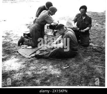 Eine SPEZIALDIENSTBRIGADE BEREITET SICH AUF DIE AKTION VOR - von links nach rechts - Trooper Coppin von Luton, Lance Corporal Gibson von Perth, Trooper Morby von Lewisham, und Corporal Wormsley von New Cross... überprüfe ihr mittelgroßes Vickers-Maschinengewehr, um sicherzustellen, dass es in der D-Day British Army in perfekter Ordnung ist Stockfoto