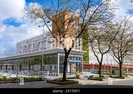 Bushaltestelle mit mehrstöckigem Parkplatz in der Nähe der Fertigstellung im Stadtzentrum von Crewe Cheshire UK Stockfoto