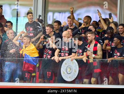 Feier Meisterschaft mit Xabi Alonso, Trainer, Trainer, Trainer teammanager Leverkusen Gustavo Puerta, Lev 32 Arthur , Lev 13 Jonas Hofmann, Lev 7 Lukas HRADECKY, Torhüter Lev 1 Robert Andrich, Lev 8 nach dem Spiel BAYER 04 LEVERKUSEN - SV WERDER BREMEN 5-0 am 14. April 2024 in LEVERKUSEN, Deutschland. Saison 2023/2024, 1.Bundesliga, Spieltag 29, 29.Spieltag © Peter Schatz / Alamy Live News - DFL-VORSCHRIFTEN VERBIETEN DIE VERWENDUNG VON FOTOGRAFIEN als BILDSEQUENZEN und/oder QUASI-VIDEO - Stockfoto