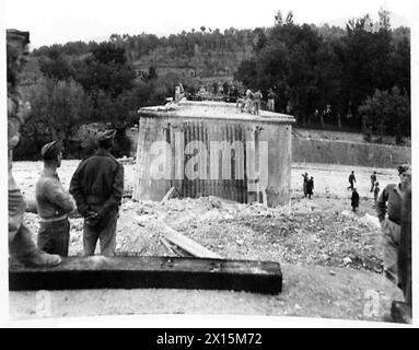 ITALIEN : ACHTE ARMEE FRONTBRIDGE GEBÄUDE - nach der Explosion ist der mittlere Pier frei von Trümmern und unbeschädigt, britische Armee Stockfoto