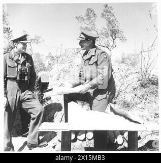 5. ARMEE: 78 DIVISION COMMANDER AT WORK - Brigadier D. Packard, C.R.A., in einer Besprechung mit Generalmajor Keightley British Army Stockfoto