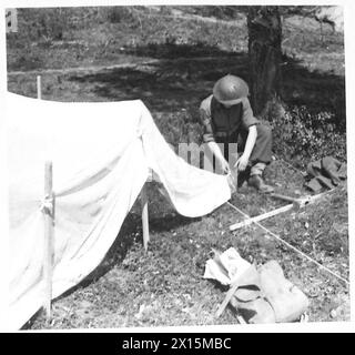 5. ARMEE: ANZIO BRÜCKENKOPF DER KAMPF GEGEN MALARIA - Moskitonetze sind ein Thema für alle Truppen und CPL. Kerly aus 9 Rutland Gardens, Finsbury Park, London, N.4, errichtet sein Netz der britischen Armee Stockfoto