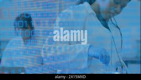 Bild der Datenverarbeitung über afroamerikanische Ärztin mit Reagenzgläsern Stockfoto