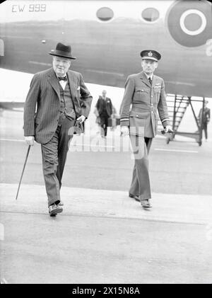 ROYAL AIR FORCE TRANSPORTKOMMANDO, 1943-1945. - Der Premierminister Winston Churchill, begleitet von Air Marshal, Sir Ralph Cochrane, Oberkommandant des Verkehrs, geht von seinem Douglas Skymaster Mark I, EW999, in Northolt, Middlesex, nach seiner Rückkehr von der drei-Macht-Konferenz in Potsdam Churchill, Winston Leonard Spencer Stockfoto