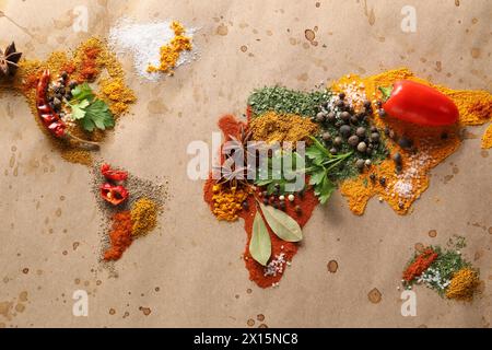 Weltkarte mit verschiedenen Gewürzen und Produkten auf altem Papier, flache Lagen Stockfoto