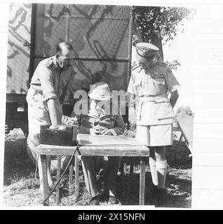 PREMIERMINISTER BESUCHT DIE ACHTE ARMEE - General Leese erklärt dem Premierminister mit Hilfe von Karten die Kampfsituation. Auf der rechten Seite befindet sich General Alexander British Army Stockfoto