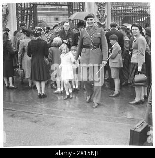 BRITISCHER 6. LUFTLANDEDIVISION: EINSETZUNG - Brigadier J.H.N. Poett, verlässt den Palast mit seiner Familie, nachdem er die DSO und Bar British Army erhalten hatte Stockfoto