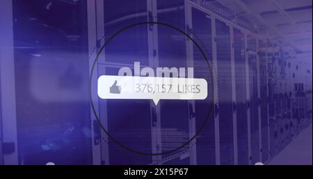 Bild von sozialen Medien wie Benachrichtigungen und Datenverarbeitung im Serverraum des Computers Stockfoto