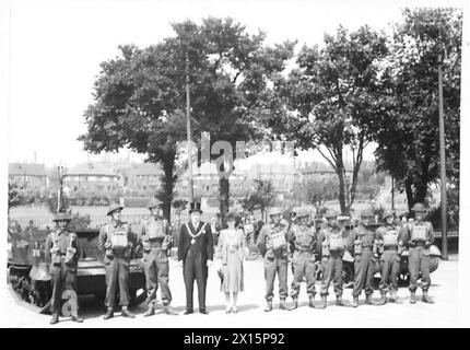 MILITÄRISCHE AUSSTELLUNG FÜR ARBEITER - der Lord Mayor und Lady Mayoress fotografiert mit Truppen, die ihre Escorts der British Army waren Stockfoto