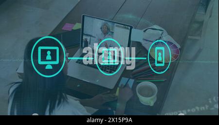 Abbildung von drei verbundenen blauen Mediensymbolen über einem Mann, der Computer und Headset verwendet Stockfoto