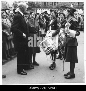 ATS BAND BESUCHT NORDIRLAND - The Rt. Der Bürgermeister von Belfast, Sir Crawford McCullough, Bart., mit Mitgliedern der Band British Army Stockfoto