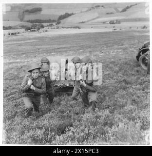 DIE 2-PDR. PANZERABWEHRKANONE (MARK III) - die Methode, die Kanone auf einen Hügel der britischen Armee zu schleppen Stockfoto