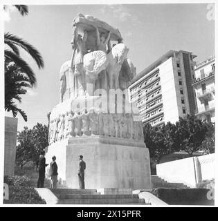 'SPARKS' 'CHIPPY' UND 'VIERTER' SCHRITT AN LAND - Ein Besuch des Splendid war Memorial, British Army Stockfoto