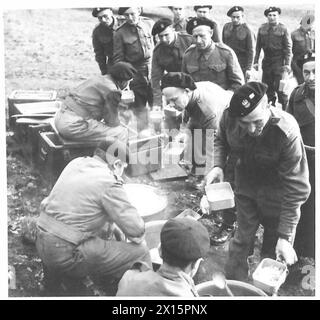 DIE POLNISCHE ARMEE IN GROSSBRITANNIEN, 1940-1947 – Freiwillige polnischer Gemeinden in Südamerika, traten in die 16. Panzerbrigade (1. Polnisches Korps) ein, um ihre Speiseration zu erhalten. Foto aufgenommen in Alyth. Eine spezielle Fotoserie, die sich mit dem häuslichen und sozialen Leben der Truppen des 1. Polnischen Korps in Schottland befasst, wo die Offiziere und Männer fest etablierte Favoriten der lokalen Bevölkerung sind. Einige der jungen Soldaten besuchten Universitäten in Polen, als der Krieg ausbrach. Nach ihrer Ankunft in Großbritannien traten sie den polnischen Streitkräften bei und setzten ihre Studien an der St. fort Stockfoto