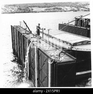 SCHWIMMENDES TROCKENDOCK AM GARELOCHHEAD 75 TONNEN LEICHTER IM DOCK - Wasser wird aus Seitentanks gepumpt, britische Armee Stockfoto