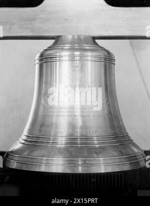 ARK ROYAL'S GLOCKE. MAI 1945, LEE-ON-SOLENT. DIE GLOCKE DES SCHIFFES AUS MASSIVEM STERLING-SILBER MIT EINEM GEWICHT VON MEHR ALS ZWEI CWTS UND EINEM DURCHMESSER VON 19 ZOLL AN DER MÜNDUNG, DIE AUF WUNSCH DER SCHIFFSGESELLSCHAFT DER HMS ARK ROYAL HERGESTELLT WURDE, UM DEN NAMEN DER BERÜHMTEN FLUGZEUGTRÄGERIN NACH IHREM VERLUST IM JAHR 1941 ZU VEREWIGEN. DIE GLOCKE RUHT NUN AM EINGANG ZUM WARDROOM IN LEE-ON-SOLENT, BIS EIN VIERTER ARK ROYAL IN BETRIEB GENOMMEN WIRD. - Die ARK ROYAL Glocke mit den Namen ihrer Kommandanten Stockfoto