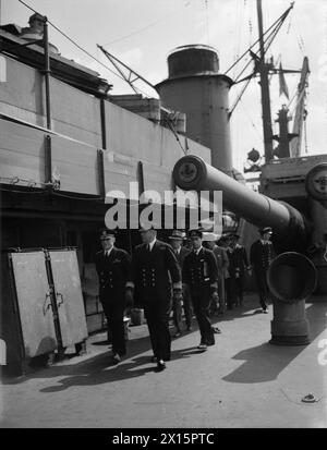 Konteradmiral R L Ghormley von der US Navy besucht am 24. August 1940 das Western Approaches Command in Devonport an Bord des französischen Schiffes FS Paris. Stockfoto