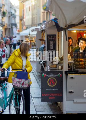 Cremona, Italia - 12. April 2024 regionale und Spezialitäten italienischer Käseproduzenten und Verkäufer Stand im Frühling auf dem Molkereifest Stockfoto