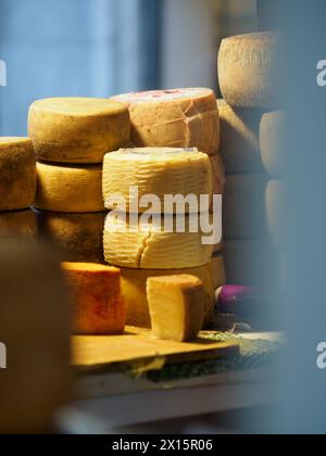 Cremona, Italia - 12. April 2024 regionale und Spezialitäten italienischer Käseproduzenten und Verkäufer Stand im Frühling auf dem Molkereifest Stockfoto