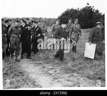 PREMIERMINISTER BESUCHT VERTEIDIGUNGSANLAGEN - Mr. Winston Churchill und feiert während der Tour der British Army Stockfoto