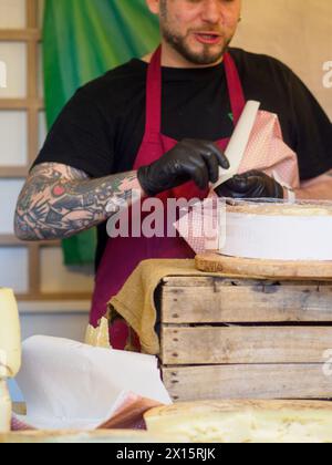 Cremona, Italia - 12. April 2024 regionale und Spezialitäten italienischer Käseproduzenten und Verkäufer Stand im Frühling auf dem Molkereifest Stockfoto