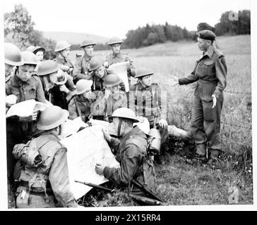 KOMMANDOTRAINING DER SCHOTTISCHEN HEIMWACHE - Kartenlesung : Ein Kommandodepot-Ausbilder nimmt einen Kurs in der Kartenlesung der britischen Armee Stockfoto