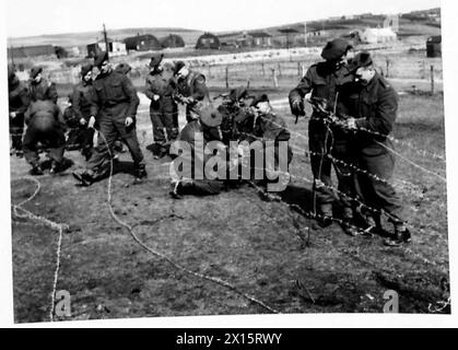 MIT DER SCHWARZEN UHR AUF DEN SHETLAND ISLES - Men of the Black Watch, die Stacheldraht-Verstrickungen der britischen Armee errichtet Stockfoto