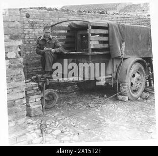 1944 – Corporal Taylor überprüft den mobilen Generator, der die Stromversorgung für den Sender und den Rest von B4 (die andere Mobilfunk-Einheit in Italien) liefert Stockfoto