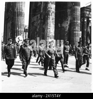 Feldmarschall Montgomery führte eine Einweihungszeremonie für russische Generäle am Brandenburger Tor durch. Stockfoto
