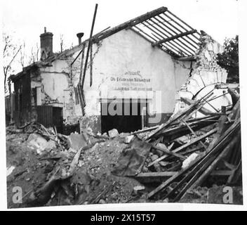 Eine Ruine in Caen mit einer deutschen Inschrift über dem Eingang zeigt Kriegsschäden während der Operationen der britischen Armee in Nordwesteuropa von 1944 bis 1945. Fotografisches negativ. Stockfoto