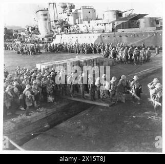 Soldaten der Polnischen Unabhängigen Karpaten-Brigade besteigen einen Zerstörer der Royal Navy in Alexandria, bevor sie im August 1941 in Tobruk stationiert sind; im Hintergrund ist die HMS Kingston zu sehen. Stockfoto