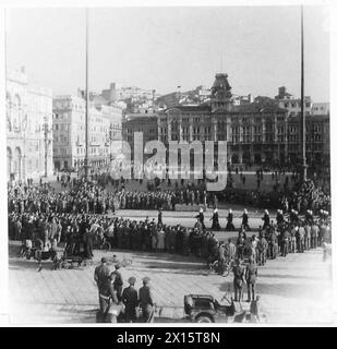 ZIVILPOLIZISTEN-REKRUTEN VENEZIA GIUALIA, OHNMACHT-PARADE - die italienische Polizei zieht an der Salutbasis vorbei mit Massen von italienischen zivilen Schaulustigen der britischen Armee Stockfoto