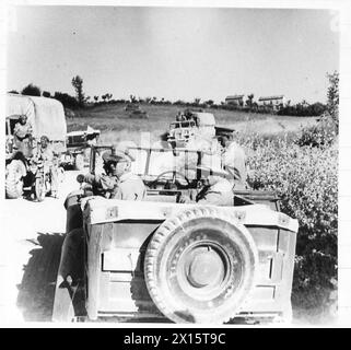 PREMIERMINISTER BESUCHT DIE ACHTE ARMEE - bevor er Monte Maggiore verlässt, werfen Premierminister und General Alexander einen letzten Blick auf das Schlachtfeld von der Rückseite ihres Autos British Army Stockfoto