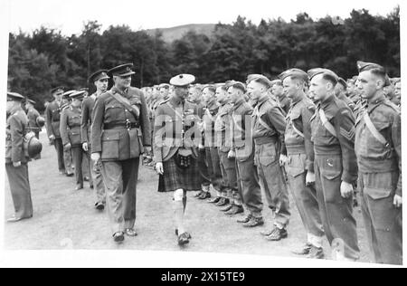 KÖNIG UND KÖNIGIN INSPIZIEREN KANADISCHES FORSTKORPS - seine Majestät inspiziert die Männer der britischen Armee Stockfoto