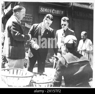 "FUNKEN", "CHIPPY" UND "VIERTER" GEHEN AN LAND - in den arabischen Markt, wo sie einige Früchte der britischen Armee kaufen Stockfoto