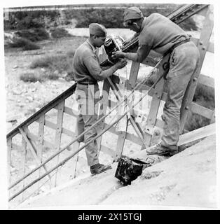 ITALIEN: 8. ARMEE FRONTBRIDGE-GEBÄUDE - CPL. Cobb of Ringwood (links) Fixierung der Anklage der Britischen Armee Stockfoto