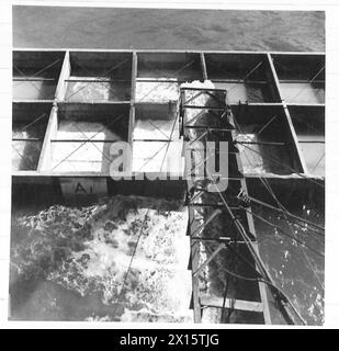 FOTOS VON VORGEFERTIGTEN ANSCHLÜSSEN USW. - Blick auf den Trog vom Bagger zum Füllen der Wellenbrechereinheit mit Sand, britische Armee, 21. Armeegruppe Stockfoto