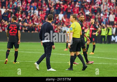 Leverkusen, Deutschland. April 2024. Lev-Fans betreten das Feld, Xabi Alonso, Trainer, teammanager Leverkusen mit Schiedsrichter Harm Osmers mit Pfeife, Gesten, Shows, ansehen, individuelle Action, Schiedsrichter, Hauptschiedsrichter, schiri, Pfeiffe, Pfiff, nach dem Spiel BAYER 04 LEVERKUSEN – SV WERDER BREMEN 5-0 am 14. April 2024 in Leverkusen. Saison 2023/2024, 1. Bundesliga, Spieltag 29, 29. Spieltag Credit: Peter Schatz/Alamy Live News Stockfoto