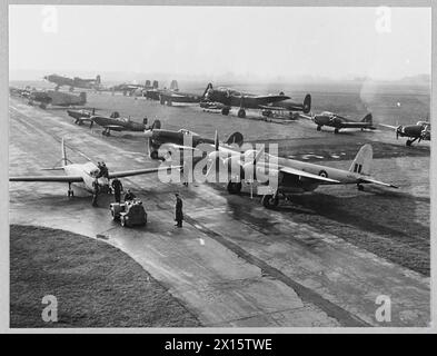 BRILLANTE US-FLIEGER BESUCHEN R.A.FS MOST ADVANCEDSCHOOL. - 11702. Das Bild (Ausgabe 1943) zeigt – viele verschiedene Flugzeugtypen stehen auf dem Rollfeld. In der ersten Reihe sind - von rechts nach links - Moskito, Taifun, Spitfire, Proctor, Tarpon, Hurrikan und drei Meister. In der hinteren Reihe, von rechts nach links, sind Anson, Oxford, Tiger Moth, Lancaster, Miles Magister, Wellington, Boston, Mitchell, Master und Stirling. Im Vordergrund steht eine Hotspur Glider Royal Air Force Stockfoto