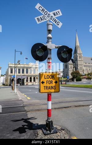 Bahnübergang in der Themse Street und Blick auf die anglikanische Kirche St. Luke und das alte AMP-Gebäude, Oamaru, Otago, South Island, Neuseeland Stockfoto