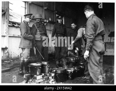 DER BESUCH DES DUKE OF GLOUCESTER IN EAST ANGLIA, H.R.H., der das Kochhaus der 10. Lancashire Fusiliers in der Lowestoft British Army inspiziert Stockfoto