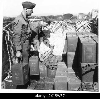 In einem Tanklager stapelt das Personal Dosen in einem Eisenbahnwagen, wobei es zwischen den Lagen Verpackungen oder Stollen verwendet, um einen sicheren Transport zu gewährleisten. Stockfoto