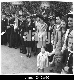 BASTILLE DAY IN BAYEUX - französische Zivilisten und Veteranen des letzten Krieges im Dienst des Bayeux war Memorial British Army, 21st Army Group Stockfoto