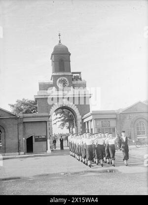 AUSZUBILDENDE für LUFTWAFFENFLOTTE BEI DER HMS ST VINCENT, GOSPORT, AUGUST 1943 - bei der HMS ST VINCENT, der Ausbildungseinrichtung der Royal Navy für Offizierskadetten der Air Branch Kadetten, kann man sehen, wie sie durch das malerische Tor der HMS St VINCENT Royal Navy, ST VINCENT (HMS) marschieren. Stockfoto